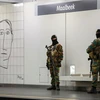 Cảnh sát Bỉ gác tại ga tầu điện ngầm Maelbeek ở Brussels ngày 25/4. (Nguồn: AFP/TTXVN)