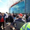 Các cổ động viên của Manchester United đợi bên ngoài sân vận động Old Trafford sau khi được sơ tán. (Nguồn: PA)