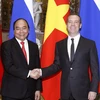 Thủ tướng LB Nga D. Medvedev đón Thủ tướng Nguyễn Xuân Phúc. (Ảnh: Thống Nhất/TTXVN)