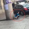 Người phụ nữ thản nhiên ngồi đại tiện ngay trên phố. (Nguồn: Shanghaiist.com)