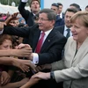 Thủ tướng Đức Angela Merkel (phải) và Thủ tướng Thổ Nhĩ Kỳ Ahmet Davutoglu gặp gỡ những người tị nạn trong chuyến thăm Gaziantep. (Nguồn: THX/TTXVN)