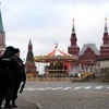 Cảnh sát Nga tuần tra trên quảng trường Đỏ ở thủ đô Moskova. (Nguồn: AFP/TTXVN)