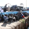 Người di cư trái phép sau khi được lực lượng bờ biển cứu khi tàu của họ bị đắm ngoài khơi Libya ngày 11/4. (Nguồn: THX/TTXVN)