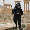 Công binh Nga rà phá bom mìn tại thành cổ Palmyra. (Nguồn: Russia Today)