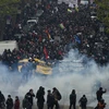 Cảnh sát chống bạo động dùng hơi cay để giải tán cuộc biểu tình tại Paris (Pháp) ngày 28/4. (Nguồn: AFP/TTXVN)
