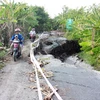 Sạt lở, sụt lún nghiêm trọng trên tỉnh lộ 965, U Minh Thượng, Kiên Giang. (Ảnh: Lê Huy Hải/TTXVN)