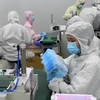 Công nhân làm việc tại xưởng sản xuất khẩu trang ở Quảng Đông, Trung Quốc ngày 17/3/2020. (Ảnh: THX/TTXVN)