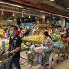 Người dân đeo khẩu trang phòng dịch COVID-19 khi đi mua hàng tại một siêu thị ở Kuala Lumpur, Malaysia ngày 16/3/2020. (Ảnh: THX/TTXVN)
