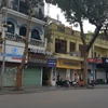 Nhiều cửa hàng trên các đường phố Hà Nội thực hiện nghiêm túc đề nghị ngừng kinh doanh. (Ảnh: Đinh Thuận/TTXVN)