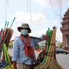Người dân đeo khẩu trang để phòng tránh lây nhiễm COVID-19 tại Phnom Penh, Campuchia, ngày 25/3/2020. (Ảnh: THX/TTXVN)