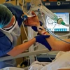 Nhân viên y tế điều trị cho bệnh nhân mắc COVID-19 tại một bệnh viện ở Paris, Pháp ngày 7/4/2020. (Ảnh: AFP/TTXVN)