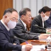 Tổng thống Hàn Quốc Moon Jae-in (thứ 2, trái) chủ trì phiên họp thứ 4 của Hội đồng kinh tế khẩn cấp về ảnh hưởng của dịch COVID-19 tại Seoul, ngày 8/4/2020. (Ảnh: Yonhap/ TTXVN)