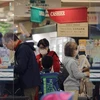 Người dân mua hàng trong siêu thị tại thủ đô Tokyo, Nhật Bản ngày 8/4/2020 trong bối cảnh dịch COVID-19 lan rộng. (Ảnh: THX/TTXVN)