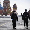 Cảnh sát gác trên Quảng trường Đỏ ở thủ đô Moskva, Nga, ngày 6/4/2020. (Ảnh: AFP/TTXVN)