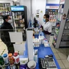 Người dân mua thuốc tại hiệu thuốc ở Santiago, Chile, ngày 7/4/2020 trong bối cảnh dịch COVID-19 lan rộng. (Ảnh: THX/TTXVN)