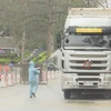 Phun khử khuẩn phương tiện tại cửa khẩu quốc tế Hữu Nghị, Lạng Sơn. (Ảnh: Quang Duy/TTXVN)