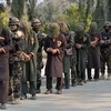 Binh sỹ Afghanistan áp giải các tay súng Taliban bị bắt giữ tại Jalalabad ngày 23/1/2019. (Ảnh: AFP/TTXVN)