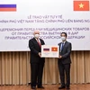 Thứ trưởng Ngoại giao Tô Anh Dũng trao vật tư y tế cho Đại sứ Liên bang Nga tại Việt Nam Konstantin Vnukov. (Ảnh: Dương Giang/TTXVN)