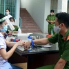 Các cán bộ, chiến sỹ công an tham gia hiến máu tình nguyện. (Ảnh: Trung Hiếu/TTXVN)