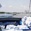 Bốc xếp gạo xuất khẩu tại cảng Sài Gòn. (Ảnh: Đình Huệ/TTXVN)