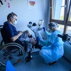 Nhân viên y tế chăm sóc bệnh nhân COVID-19 sau hồi phục tại Illkirch-Graffenstaden, miền Đông Pháp. (Ảnh: AFP/TTXVN)