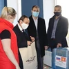 Ông Nguyễn Quang Dương, Chủ tịch Hội người Việt thành phố Irkutsk hướng dẫn các tình nguyện viên cách sử dụng khẩu trang vải. (Ảnh: Duy Trinh/TTXVN)