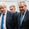 Thủ tướng Anh Boris Johnson (trái) và Quốc vụ khanh phụ trách Chính sách Thương mại Conor Burns. (Nguồn: The Independent)