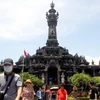 Khách du lịch Trung Quốc tham quan đền Bajra Sandi tại Bali, Indonesia. (Nguồn: ANN)