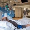 Nhân viên y tế chăm sóc bệnh nhân COVID-19 tại bệnh viện ở Barcelona, Tây Ban Nha ngày 7/4/2020. (Ảnh: THX/TTXVN)