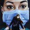 Người dân đeo khẩu trang phòng lây nhiễm COVID-19 tại London, Anh, ngày 22/4/2020. (Ảnh: AFP/TTXVN)