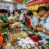 Người dân mua bán vàng tại một cửa hàng ở Bangkok, Thái Lan ngày 15/4/2020. (Ảnh: AFP/TTXVN)