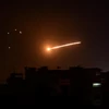 Hệ thống phòng không của Syria đáp trả vụ tấn công tên lửa của Israel nhằm vào thủ đô Damascus ngày 24/2/2020. (Ảnh: AFP/TTXVN)