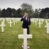 Một cựu binh Mỹ viếng mộ các đồng đội hy sinh tại Normandy, Pháp. (Nguồn: AP)