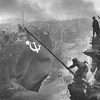 Người lĩnh Hồng quân Liên Xô vẫy cờ chiến thắng tại Berlin, Đức ngày 2/5/1945. (Nguồn: Wikipedia)