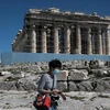 Du khách tham quan đền Parthenon tại khu khảo cổ Acropolis ở Athen, Hy Lạp. (Nguồn: Reuters)