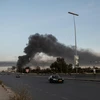 Khói bốc lên từ hiện trường vụ pháo kích ở quận Tajura, phía Đông thủ đô Tripoli, Libya ngày 6/5/2020. (Ảnh: THX/TTXVN)