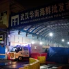 Chợ hải sản Hoa Nam ở Vũ Hán, tỉnh Hồ Bắc, Trung Quốc, bị đóng cửa ngày 11/1/2020, sau khi phát hiện các bệnh nhân nhiễm COVID-19. (Ảnh: AFP/ TTXVN)