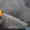 Hiện trường vụ cháy tàu chở dầu thô tại Indonesia. (Nguồn: AFP)