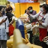 Người dân mua sắm tại một khu chợ tại Vũ Hán, Trung Quốc ngày 16/4/2020. (Ảnh: THX/TTXVN)