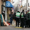 Lực lượng chức năng điều tra tại hiện trường vụ nổ súng ở một cửa hàng tạp hóa bán đồ dành cho người Do Thái tại bang New Jersey, Mỹ ngày 10/12/2019. (Ảnh: AFP/TTXVN)