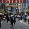Người dân đeo khẩu trang phòng lây nhiễm COVID-19 tại Tokyo, Nhật Bản ngày 12/5/2020. (Ảnh: AFP/TTXVN)