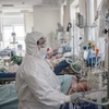 Nhân viên y tế chăm sóc bệnh nhân nhiễm COVID-19 tại bệnh viện ở Nga, ngày 4/5/2020. (Ảnh: THX/TTXVN)