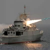 Tàu khu trục Jamaran của Iran phóng thử tên lửa Nour ở ngoài khơi vùng Vịnh. (Ảnh: AFP/TTXVN)