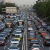 Ô tô lưu thông trên một tuyến đường ở thủ đô Bắc Kinh, Trung Quốc ngày 12/5/2020. (Ảnh: AFP/TTXVN)