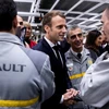 Tổng thống Pháp Emmanuel Macron thăm nhà máy của Renault tại Maubeuge. (Nguồn: Reuters)