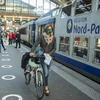 Người dân đeo khẩu trang phòng lây nhiễm COVID-19 tại nhà ga tàu hỏa ở Lille, Pháp ngày 14/5/2020. (Ảnh: THX/ TTXVN)