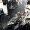 Nhân viên cứu hộ làm nhiệm vụ tại hiện trường vụ rơi máy bay tại Karachi, Pakistan, ngày 22/5/2020. (Ảnh: THX/TTXVN)