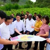Giám đốc Quốc gia WB tại Việt Nam và lãnh đạo tỉnh Hà Giang khảo sát dự án cải thiện nông nghiệp. (Ảnh: TTXVN phát)