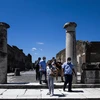 Khách thăm quan khu di tích Pompeii của Italy ngày 26/5/2020 sau một thời gian ngừng đón khách do dịch COVID-19. (Ảnh: AFP/TTXVN)