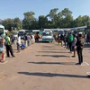 Người dân Rwanda thực hiện quy định giãn cách xã hội tại một bến xe. (Nguồn: softpower.ug)